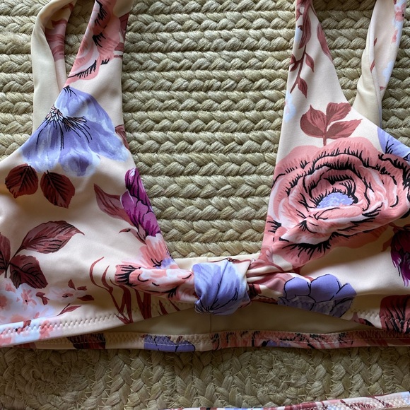 Tori Praver floral bikini - Picture 2 of 5